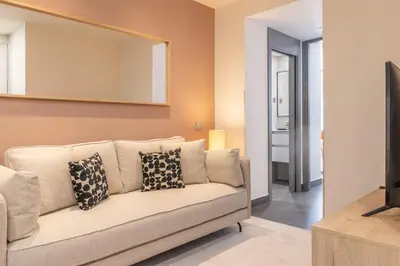 Una televisión o centro de entretenimiento en Colorful 2-Bed Apartment for 3 in La Latina