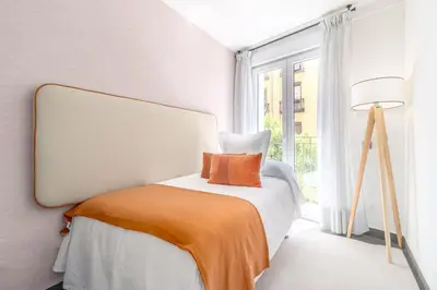 Cama o camas de una habitación en Colorful 2-Bed Apartment for 3 in La Latina