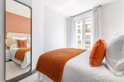 Cama o camas de una habitación en Colorful 2-Bed Apartment for 3 in La Latina