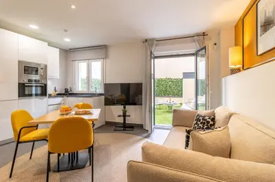 Una cocina o zona de cocina en Modern 1-Bed Apartment with Private Terrace
