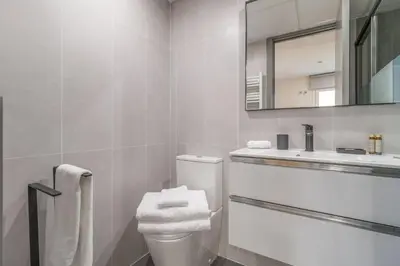 Un baño de Modern 1-Bed Apartment with Private Terrace