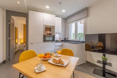 Una cocina o zona de cocina en Modern 1-Bed Apartment with Private Terrace