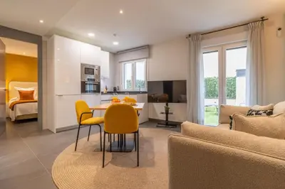 Una televisión o centro de entretenimiento en Modern 1-Bed Apartment with Private Terrace