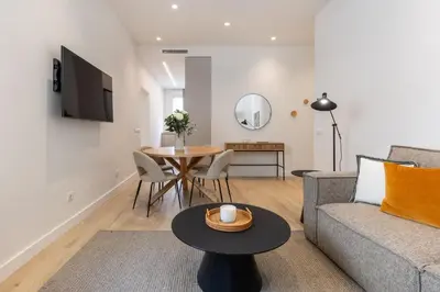 Una televisión o centro de entretenimiento en Cozy 2-Bed Apartment for 4 in Central Madrid