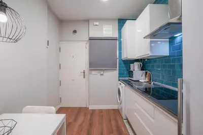 Una cocina o zona de cocina en Cozy apartment-1Bedroom 1Bathroom-Lavapiés