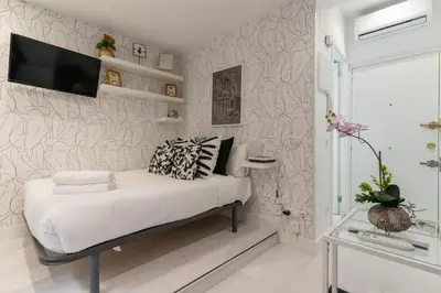 Cama o camas de una habitación en Modern studio-1Bathroom-Chueca