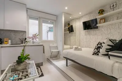 Una televisión o centro de entretenimiento en Modern studio-1Bathroom-Chueca