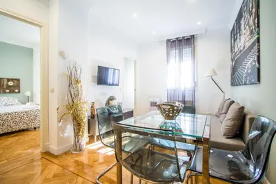 Una televisión o centro de entretenimiento en Apartamentos Dali Madrid