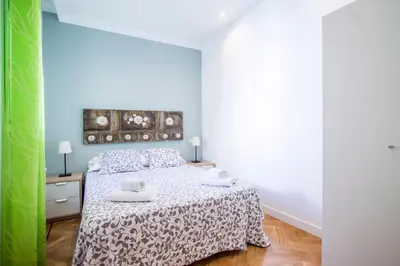 Cama o camas de una habitación en Apartamentos Dali Madrid