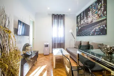 Una televisión o centro de entretenimiento en Apartamentos Dali Madrid