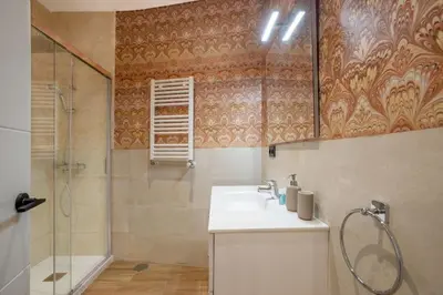 Un baño de Chic Bright renovated 2BD2BTH apt - CHAMBERI