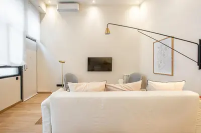 Una televisión o centro de entretenimiento en Chic Bright renovated 2BD2BTH apt - CHAMBERI