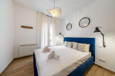 Cama o camas de una habitación en Bright stylish 1BD apt with 3 balconies-Chamberí