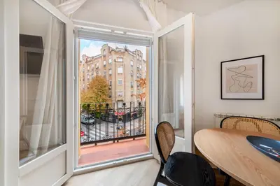 Plano de Bright stylish 1BD apt with 3 balconies-Chamberí