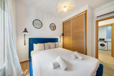 Cama o camas de una habitación en Bright stylish 1BD apt with 3 balconies-Chamberí