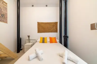 Cama o camas de una habitación en Modern and Cozy - 2 Bedrooms 1 Bathroom - Lavapiés