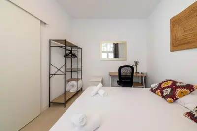 Cama o camas de una habitación en Modern and Cozy - 2 Bedrooms 1 Bathroom - Lavapiés