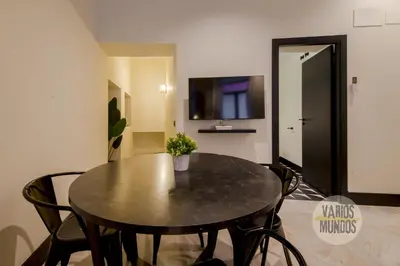 Una televisión o centro de entretenimiento en Deluxe Apt en el centro de Madrid para 9pax E3