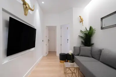 Una televisión o centro de entretenimiento en Chueca Hortaleza 12Pax 5 Bedrooms 5 Baths