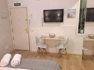 Una televisión o centro de entretenimiento en Cosy apartamento en La Latina