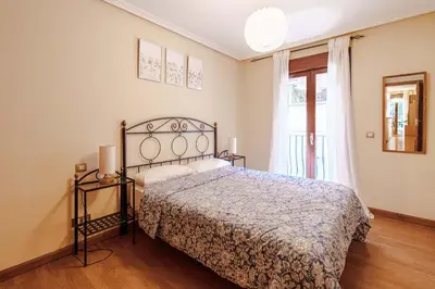 Cama o camas de una habitación en Balcón con luz natural