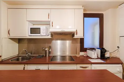 Una cocina o zona de cocina en Balcón con luz natural