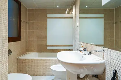 Un baño de Balcón con luz natural
