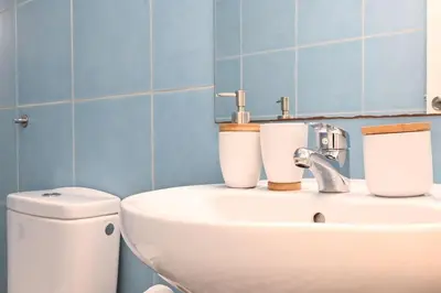 Un baño de For You Rentals Vive la vida madrileña en piso temporal 2 habitaciones CER832