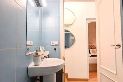 Un baño de For You Rentals Vive la vida madrileña en piso temporal 2 habitaciones CER832