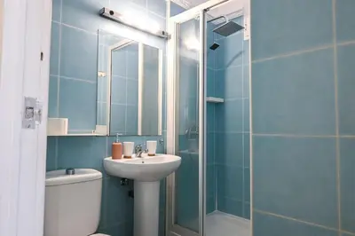 Un baño de For You Rentals Vive la vida madrileña en piso temporal 2 habitaciones CER832