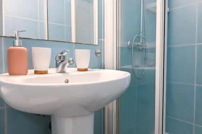 Un baño de For You Rentals Vive la vida madrileña en piso temporal 2 habitaciones CER832