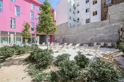 Edificio en el que se encuentra el hostal o pensión