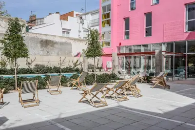 Edificio en el que se encuentra el hostal o pensión