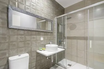 Un baño de GuestReady - Madrid Urban Retreat