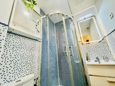 Un baño de APARTAMENTO MUY CENTRICO - entre PALACIO REAL Y PLAZA MAYOR