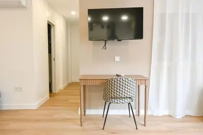 Una televisión o centro de entretenimiento en For You Rentals Amplia Casa temporal Madrid de 3 Dormitorios M VIL45