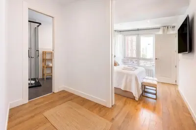 Una televisión o centro de entretenimiento en Modern and Bright - 1Bedroom 1Bathroom - Salamanca