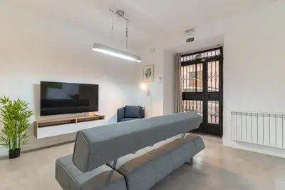 Una televisión o centro de entretenimiento en Cozy and Executive-2Bedrooms 1Bathroom-Las Letras