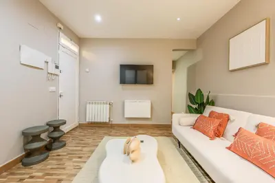 Una televisión o centro de entretenimiento en Amazinn Stay Madrid Chamberí