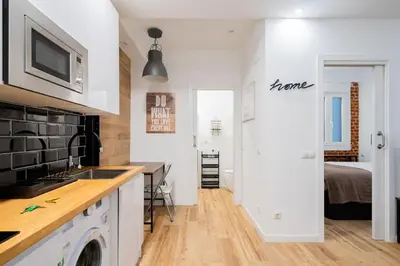Una cocina o zona de cocina en Stylish 1 bedroom apartment in Barrio Salamanca (Pardinas)