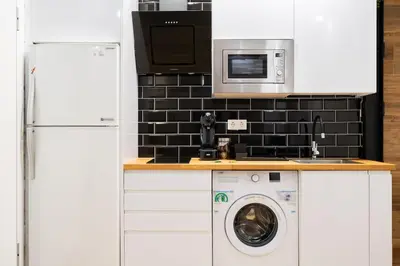 Una cocina o zona de cocina en Stylish 1 bedroom apartment in Barrio Salamanca (Pardinas)