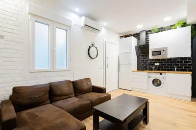 Una cocina o zona de cocina en Stylish 1 bedroom apartment in Barrio Salamanca (Pardinas)