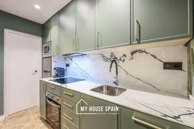 Una cocina o zona de cocina en MyHouseSpain - Moderno piso junto a Gran Vía