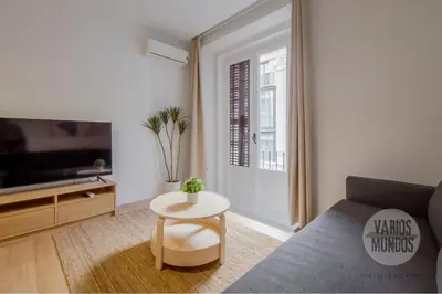 Una televisión o centro de entretenimiento en Tu balcón en Madrid para 3, Carretas 25
