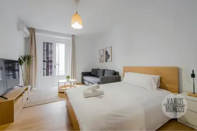 Cama o camas de una habitación en Tu balcón en Madrid para 3, Carretas 25