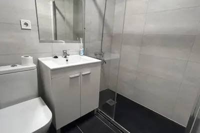 Un baño de Meta Habitat Ramon Lujan A