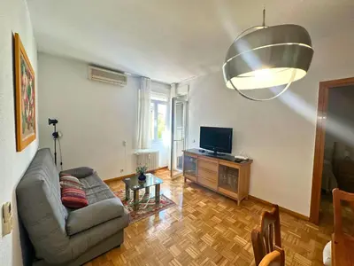 Una televisión o centro de entretenimiento en Apartamento Acogedor al lado del Estadio Bernabéu