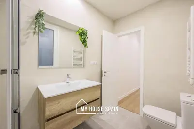 Un baño de MyHouseSpain - Renovado y luminoso apartamento