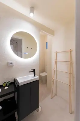 Un baño de Cozy Duplex en Malasaña