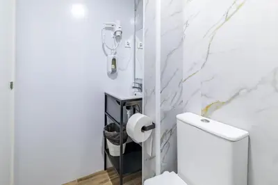 Un baño de AYZ Princesa-Auto check-in property